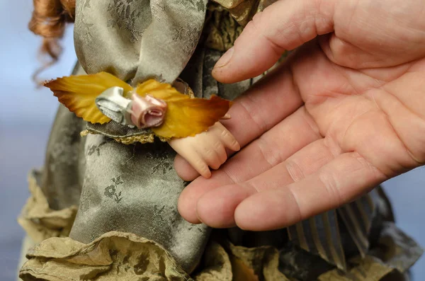 Die Hand Eines Mannes Berührt Die Hand Einer Kinderpuppe Puppenkleid — Stockfoto
