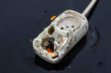 Ev aletleri yangın konsepti. Kısa devre nedeniyle güç ateşlemesinin ilk aşaması. Yangın güvenliği, görsel yardım.