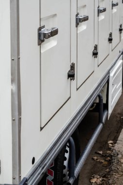 Özel ticari ulaşım konsepti. Küçük soğutmalı kamyon. Donduruculu minibüsün kapıları ve kilitleri ayrı bölümlerde. Seçici odak.