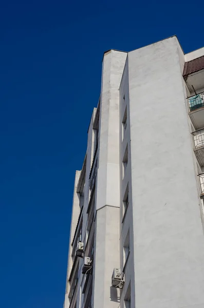 Vista Suelo Del Edificio Apartamentos Contra Cielo Azul Edificio Blanco — Foto de Stock