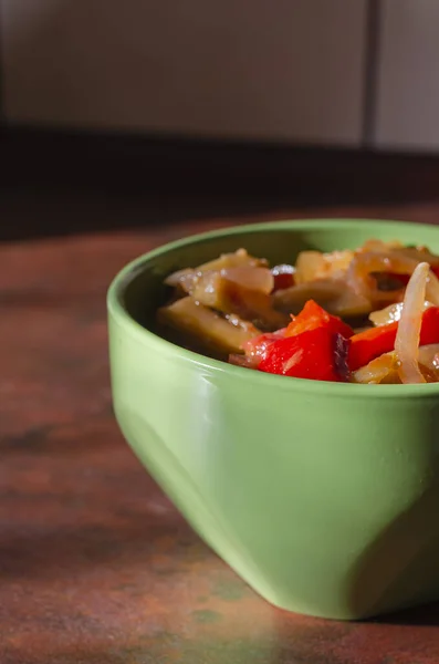 집에서 통조림 통조림 샐러드를 초록색 그릇에 담는다 플랜트 토마토 단고추 — 스톡 사진