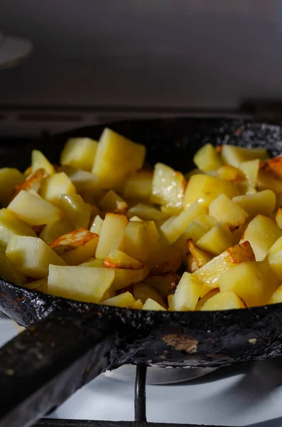 Процесс Приготовления Жареной Картошки Сковороде Кухонной Плите Случайно Нарезанный Картофель — стоковое фото