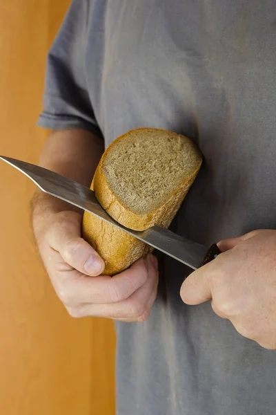 Homem Embala Meio Pão Uma Faca Fatias Pão Centeio Com — Fotografia de Stock