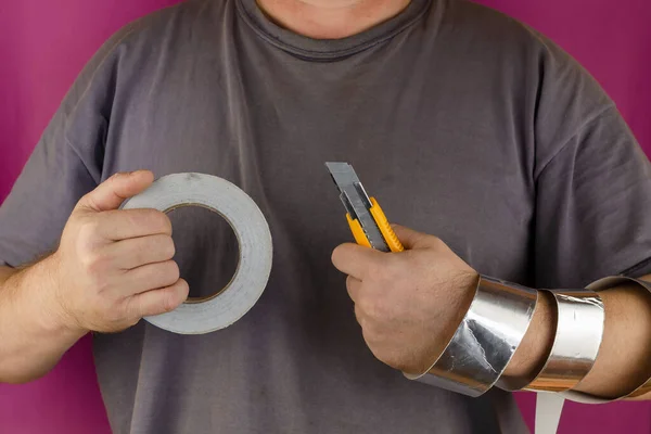 Homem Está Segurando Uma Faca Com Lâminas Intercambiáveis Fita Alumínio — Fotografia de Stock