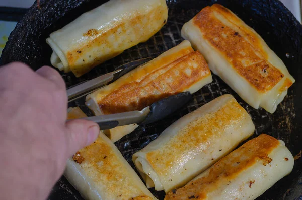 Cozinhar Conceito Tradicional Refeição Caseira Mão Com Pinças Cozinha Lançando — Fotografia de Stock