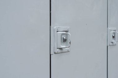 Özel ticari ulaşım, otomatik yenileme. Beyaz kamyon gövdesi, ayrı bölümlere ayrılmış. Kapı kolu ve kilidi. Seçici odak.