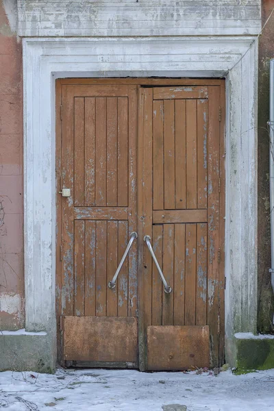 Old Sagging Closed Wooden Door Tall Door Stainless Steel Handles — Stock Photo, Image