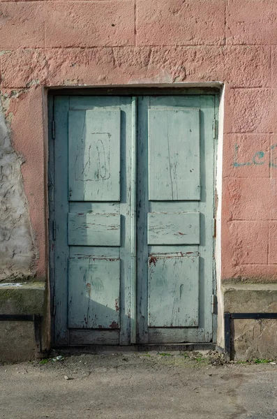 Een Oude Gesloten Houten Deur Groene Deur Roze Muur Geen — Stockfoto