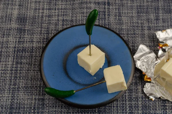 Обработанный Сыр Нарезанный Порции Шампуры Голубой Тарелкой Джинсовом Фоне Сыр — стоковое фото
