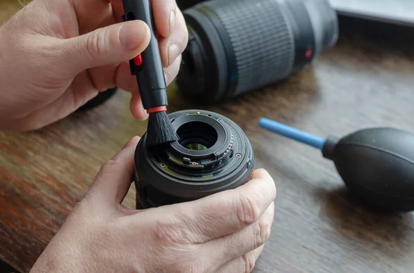 Cuidado Equipos Fotográficos Limpiando Lente Del Polvo Las Manos Los — Foto de Stock