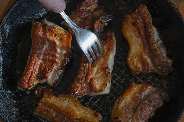 Costeletas Porco Fritas Uma Panela Close Pedaços Prontos Para Comer — Fotografia de Stock