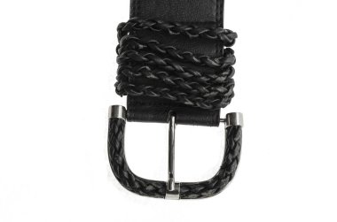 Beyaz arka planda geniş siyah deri kemer. Güzel bir kemerin detaylı çekimi. Seçici odak.