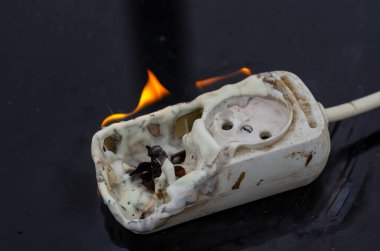 Ev aletleri yangın konsepti. Kısa devre nedeniyle güç ateşlemesinin ilk aşaması. Yangın güvenliği, görsel yardım.