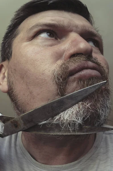 Homem Adulto Corta Própria Barba Com Uma Tesoura Enorme Retrato — Fotografia de Stock