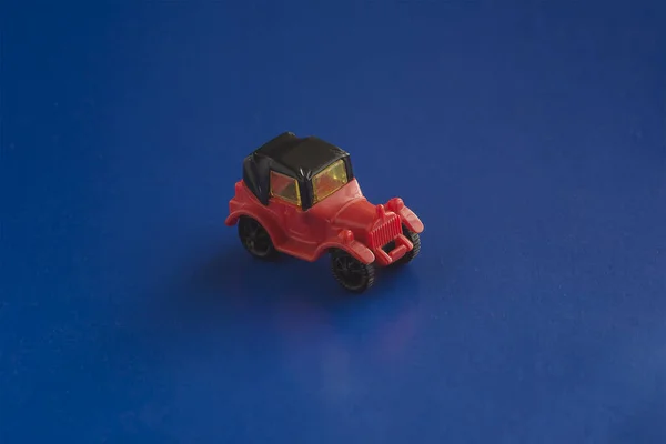 Modelo Carro Retro Brinquedo Fundo Azul Brinquedo Carro Vermelho Preto — Fotografia de Stock