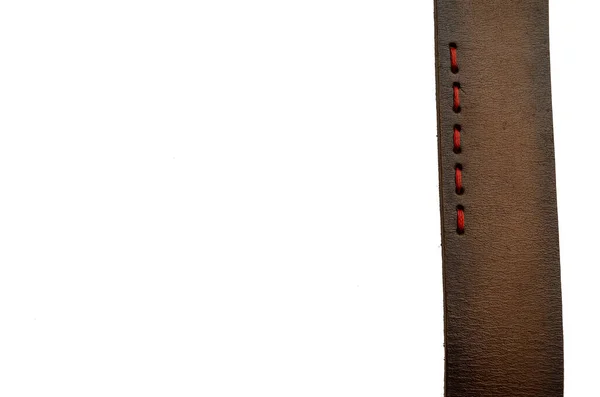 白い背景に赤い糸ステッチで茶色の革バンド ベルトの破片だ 服のアクセサリー — ストック写真