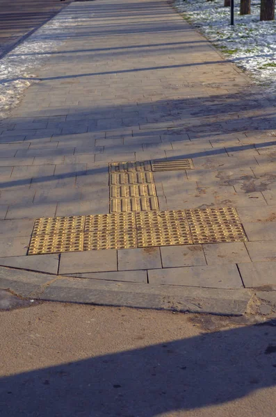 Специальная Тактильная Плитка Тротуаре Людей Проблемами Зрения Блоки Брайля Плитки — стоковое фото