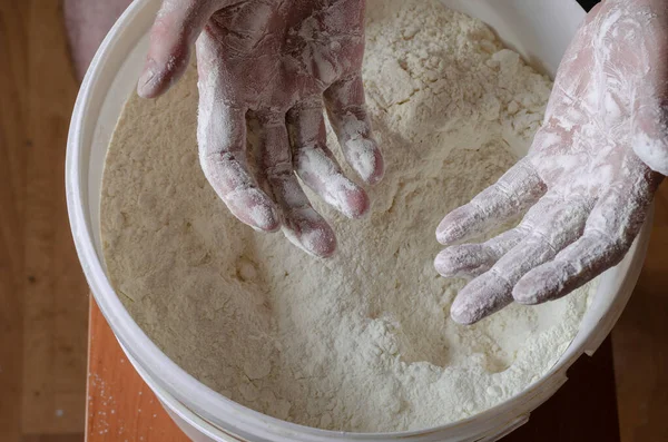 Чоловічі Руки Чистяться Білим Борошном Пластикове Відро Пшеничним Борошном Задньому — стокове фото