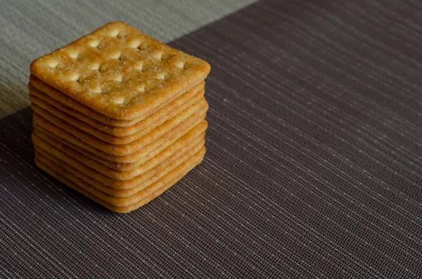 Concetto Pasticceria Gastronomia Una Pila Cracker Quadrati Salati Uno Sfondo — Foto Stock