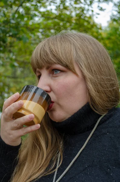 Une Femme Adulte Aux Cheveux Longs Blonds Lâches Boit Verre — Photo