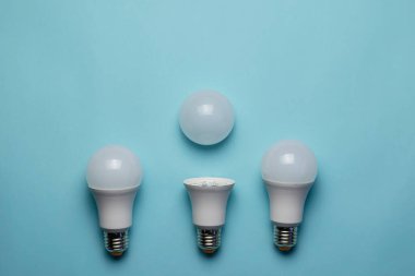 Mavi arka planda LED ışıkları olan yaratıcı minimalist kompozisyon. İki tane tam lamba ve bir tane de difüzörlü. Düz yatıyordu