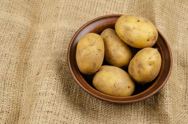 Cinque Patate Crude Una Ciotola Argilla Alla Cannella Verdure Sacco — Foto Stock