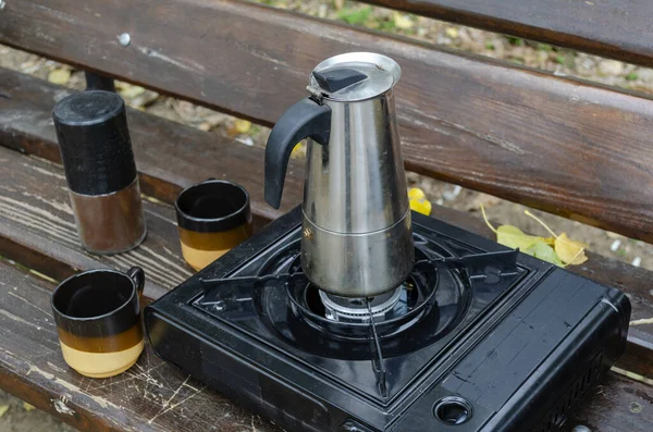 Geyser Metal Coffee Maker Portable Gas Stove Park Bench Process — Stock Photo, Image