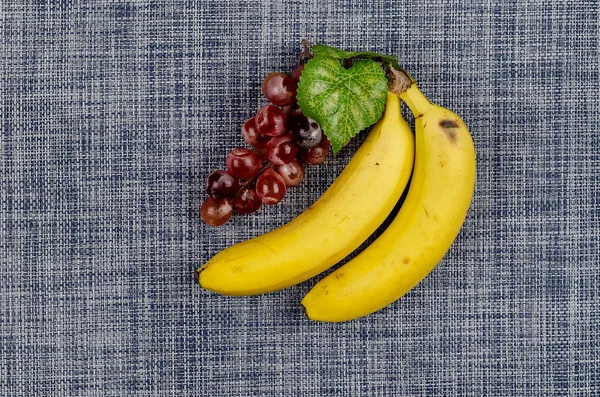 Bananas Maduras Cachos Uvas Fundo Branco Azul Comida Ingredientes Depósito — Fotografia de Stock