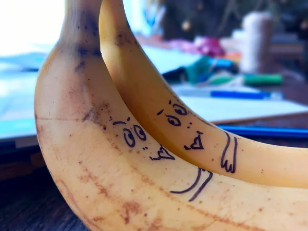 两个热恋的香蕉在一张桌子上的特写 幸福的一对 浪漫的关系 有选择的重点 — 图库照片