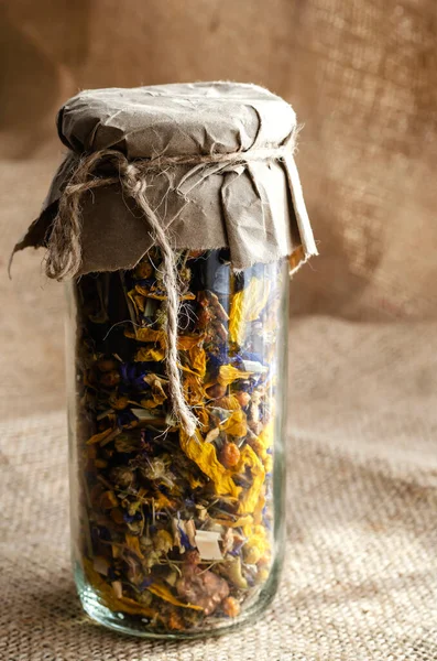 ハーブと代替医療の概念 薬草や花をベースにしたドリンク ラップにガラス瓶にドライフラワーティー 花とハーブの薬用茶 — ストック写真