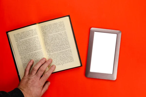 Man Hand Holds Open Paper Book Red Table Electronic Device — Stock Photo, Image