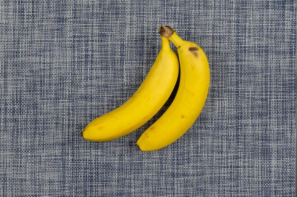 两根成熟的香蕉 褐色斑点 蓝白相间 有机食品 复制空间 平躺在床上 — 图库照片