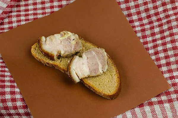 우크라이나 돼지고기 먹었지 종이에 준비가 샌드위치 — 스톡 사진