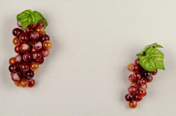 Две Группы Красного Винограда Светло Коричневом Фоне Еда Ингредиенты Плоский — стоковое фото