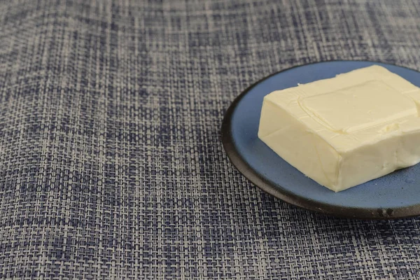 Прямоугольный Кусок Обработанного Сыра Синей Тарелке Джинсовом Фоне Молочные Продукты — стоковое фото