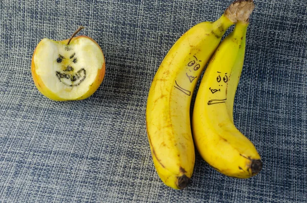 Εραστές Μπανάνες Και Ένα Δαγκωμένο Μήλο Λευκό Και Μπλε Φόντο — Φωτογραφία Αρχείου