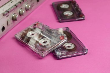 Bir adamın eli bulaşık süngeriyle masayı siler. Lavabonun yanındaki kırmızı mutfak masasında yeşil köpük süngeri. Hizmetler, temizlik, ev işleri. Seçici odak.