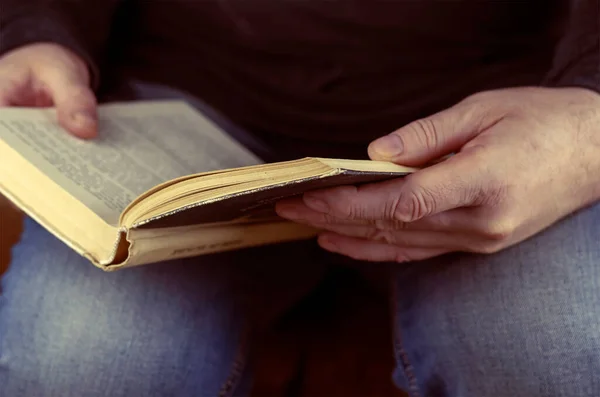 Ένα Παλιό Ανοιχτό Βιβλίο Στα Πόδια Του Ένας Άντρας Διαβάζει — Φωτογραφία Αρχείου