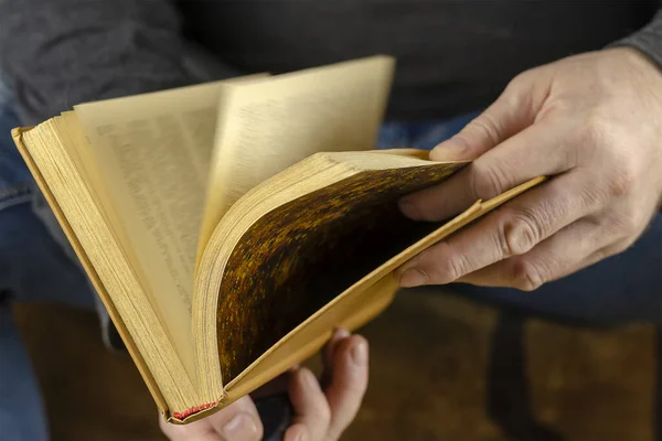 Mãos Homem Estão Folhear Livro Aberto Livro Capa Dura Está — Fotografia de Stock