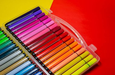 Renkli arka plan çizmek için büyük renkli keçeli kalemler. Farklı renkler ve gölgelerle işaretlenmiş plastik kutu. Seçici odak.