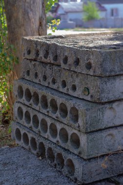 Güçlendirilmiş beton döşeme döşemesi. Açık havada güçlendirilmiş beton yığını. Seçici Odaklanma. Kimse yok..