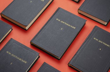 Rus yazar Fyodor Dostoyevski 'nin koleksiyoncu baskısı. Yazar soyadı Rusça olan Hardcover Book Multivolume: Nikolaev, Ukrayna - 28 Ocak 2021.