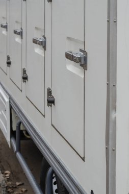 Özel ticari ulaşım konsepti. Küçük soğutmalı kamyon. Donduruculu minibüsün kapıları ve kilitleri ayrı bölümlerde. Seçici odak.