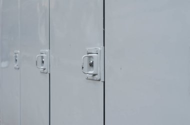 Özel ticari ulaşım, otomatik yenileme. Beyaz kamyon gövdesi, ayrı bölümlere ayrılmış. Kapı kolu ve kilidi. Seçici odak.