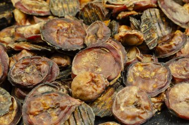 Evcil hayvanlar için faydalı ikramlar. Kurutulmuş sığır testisi parçaları. Kurutulmuş parçalardan oluşan bir çerçeve. Köpekler için kurutulmuş et. Yakın plan. Göz hizasında çekim, seçici odaklanma