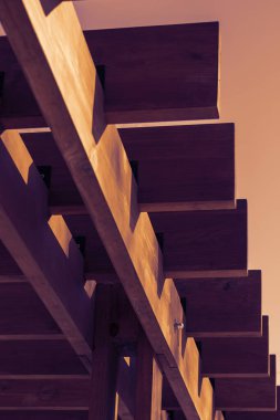 Gökyüzünün arka planında tahta tahtaların soyut geometrik bileşimi. Mimari bir yapının parçası. Seçici odaklanma. Renkli fotoğraf