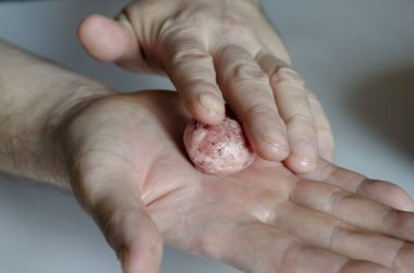 Erkek eller köfte yapıyor. Orta yaşlı bir adam elleriyle çiğ etten köfte yapar. Yakın çekim, seçici odaklanma.