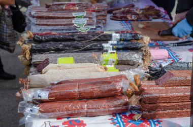 İçinde füme ve kurutulmuş sosis olan sokak tezgahı. Ukraynaca isimleri olan yazıtlar. Nikolaev, Ukrayna - 10 Mart 2021.