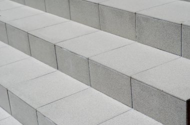 Kahverengi merdiven yakın çekim. Basamaklar seramik fayanslarla kaplı. Soyut geometrik bileşim. Seçici odak.