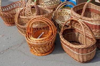 Sokak pazarında yeni hasır sepetler. Paskalya ya da piknik sepetleri. Hasır ürünler. Bahar festivali. Seçici odak.